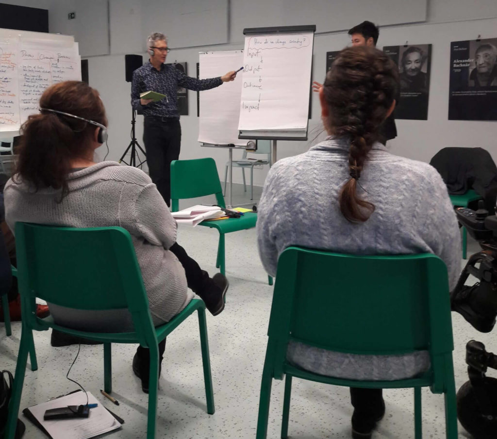 Účastníci a lektor workshopu počas jednej z aktivít, 2. februára 2023, Bratislava.